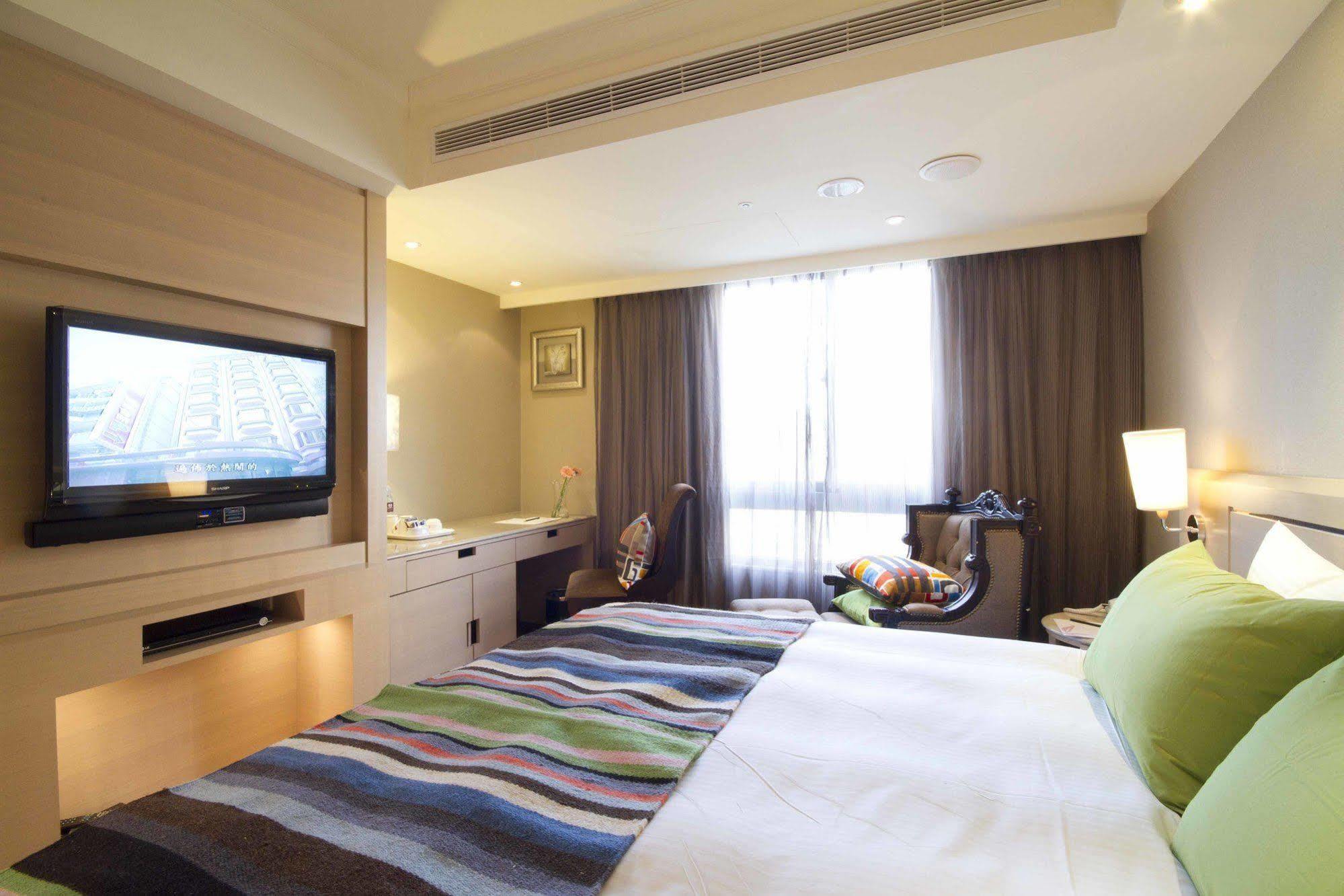 Taichung Charming City Hotel Bagian luar foto