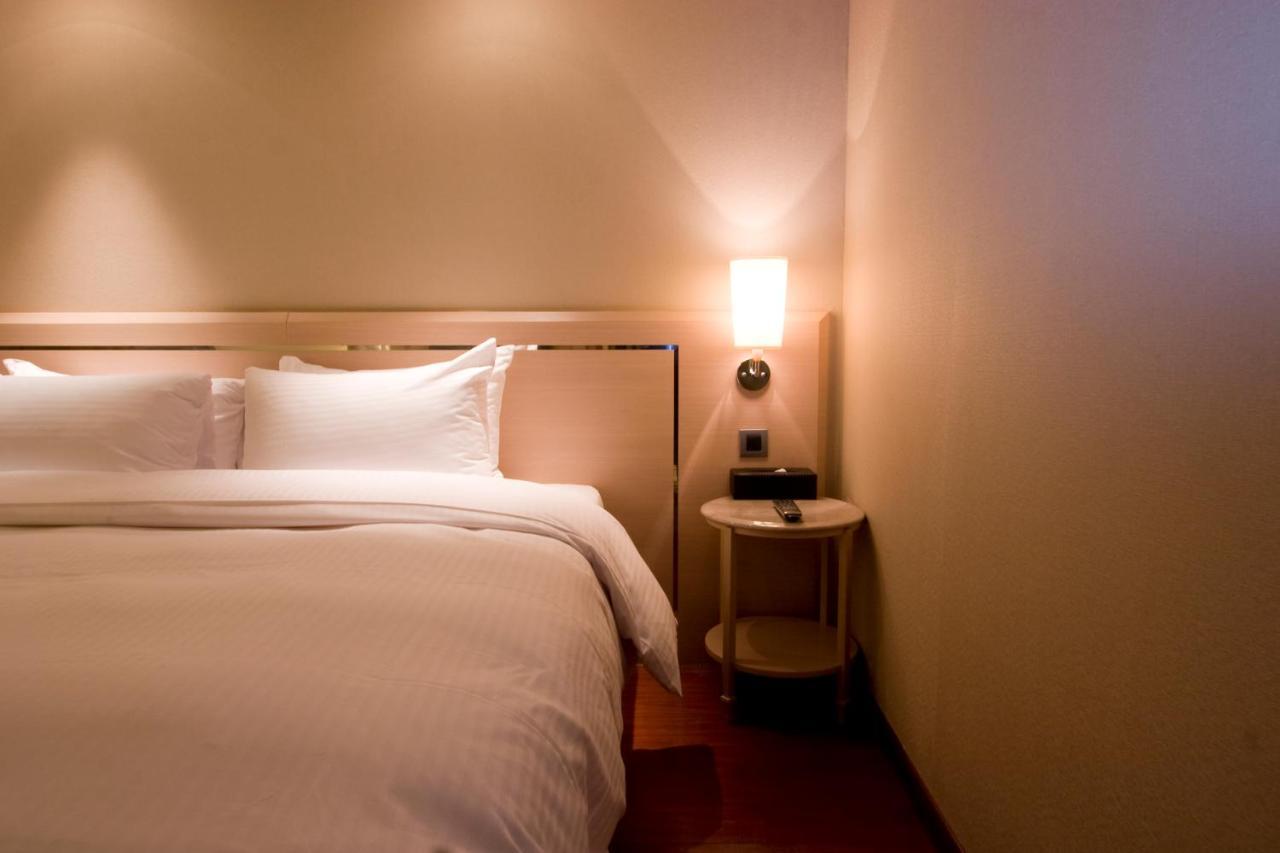 Taichung Charming City Hotel Bagian luar foto